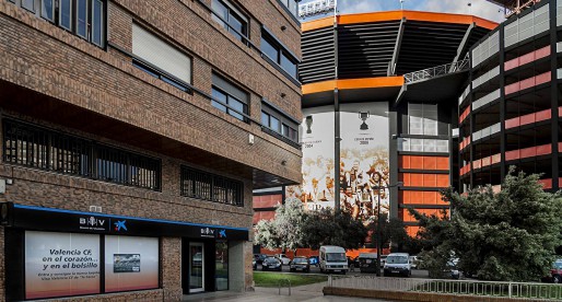 CaixaBank tematitza amb motius valencianistes l’oficina que té al costat de Mestalla