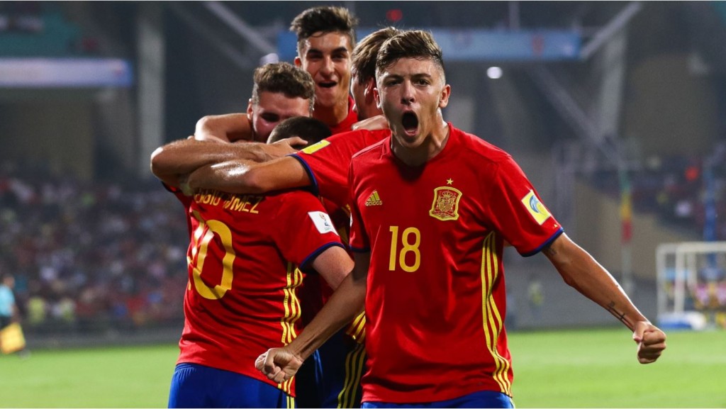 Moment del partit celebrant un gol davant Mali