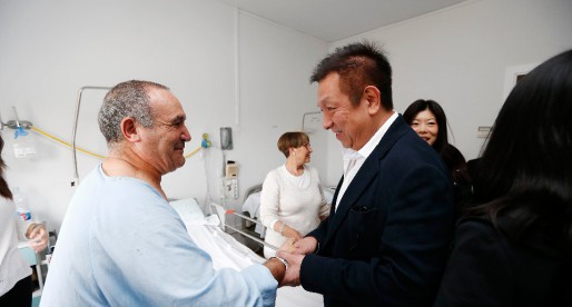 Peter Lim visita a ‘Serreta’ a l’hospital