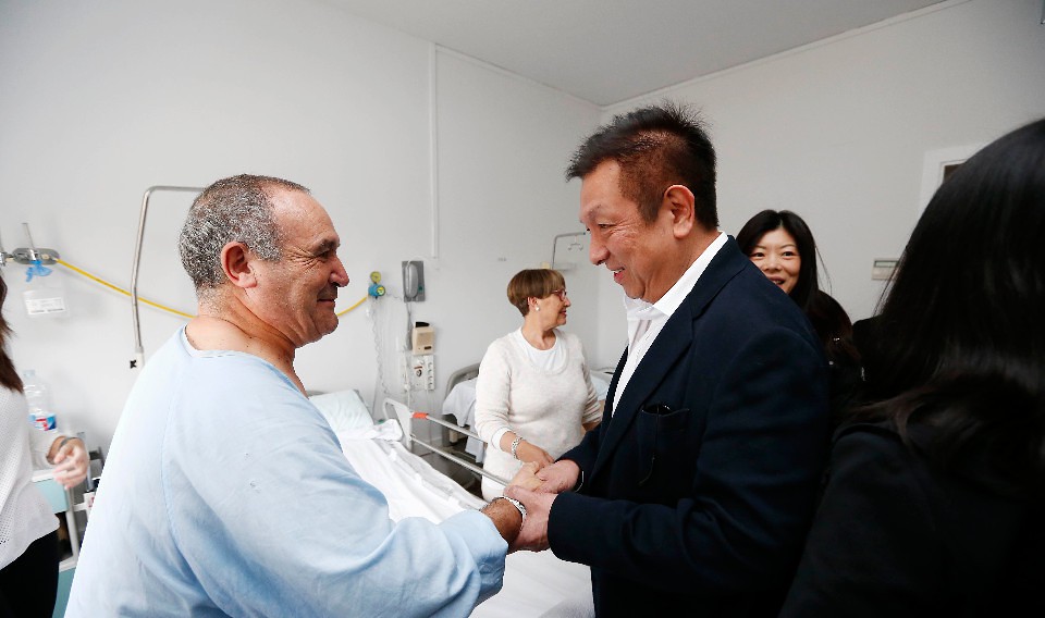 Peter Lim visita a ‘Serreta’ a l’hospital