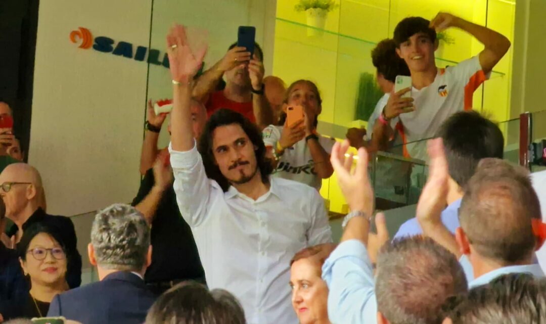 Cavani present a Mestalla en el València – Atlètic de Madrid
