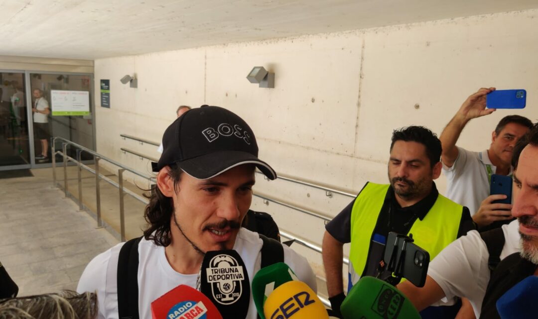 Cavani arriba a València: “Ja vaig dir que s’ha d’anar on la gent et vol”