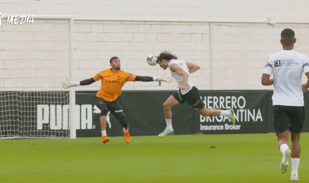 VÍDEO: Cavani ja marca gols amb la samarreta del València