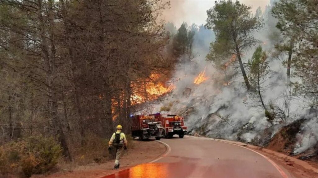 Un incendi continua arrasant la Comunitat Valenciana