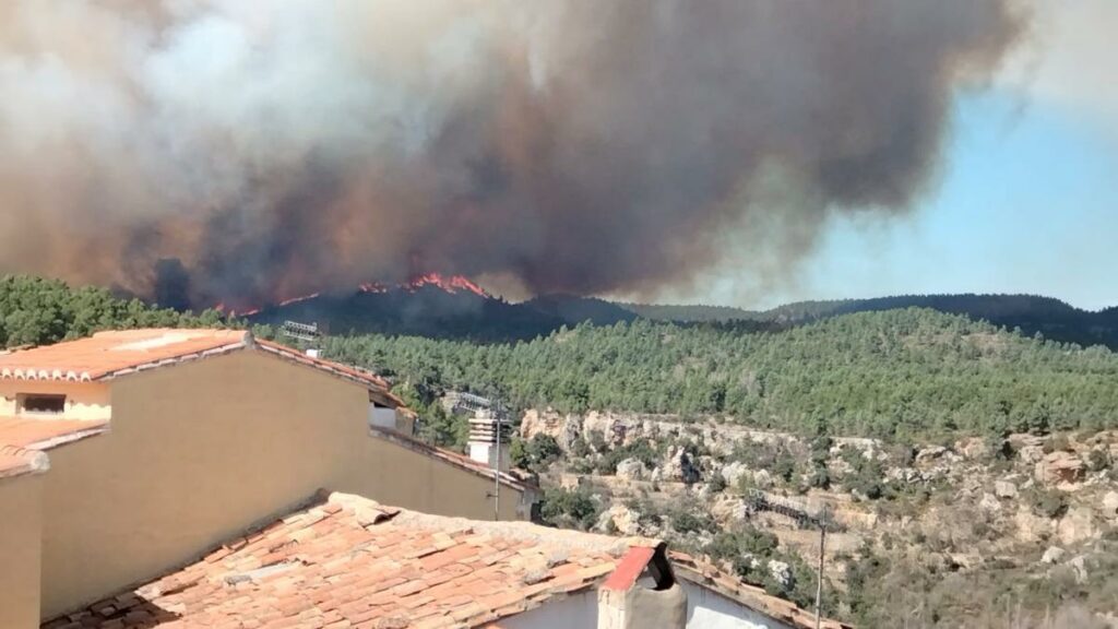 Incendi a Villanueva de Viver sense control i obliga a desallotjar 8 pobles