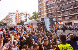 L'espectacular arribada de l'autobús del València abans de rebre al Real Betis