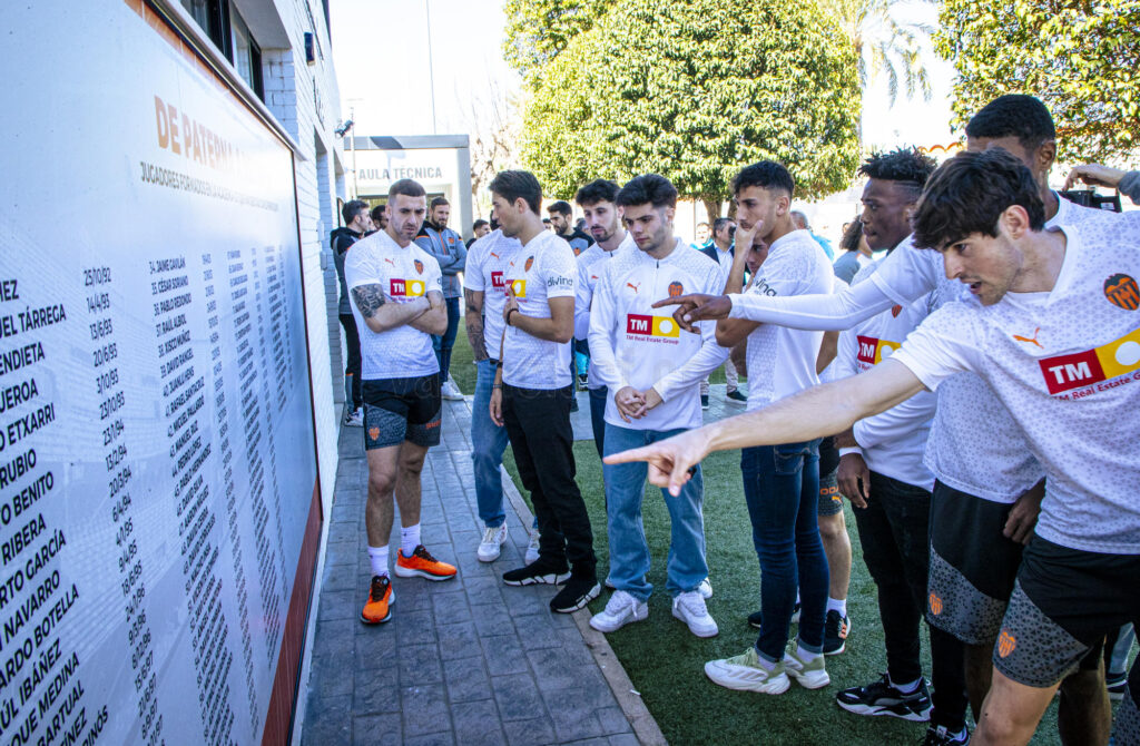 El València inaugura a Paterna un mural amb els jugadors de l'Acadèmia que han debutat amb el primer equip