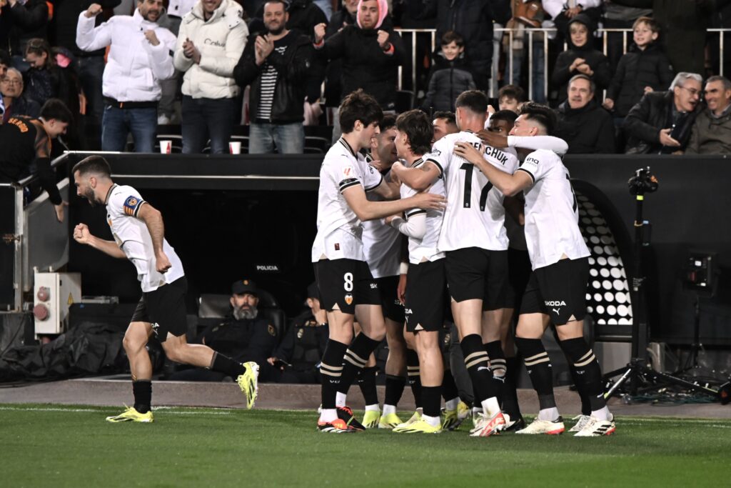 Un gran València empata amb el Reial Madrid en un partit d'alt voltatge (2-2)