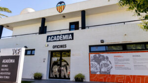 El València CF assegura a una de les seues promeses: Javi Tena signa el seu primer contracte professional