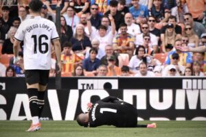 Jaume es retira entre llàgrimes i lesionat de Mestalla