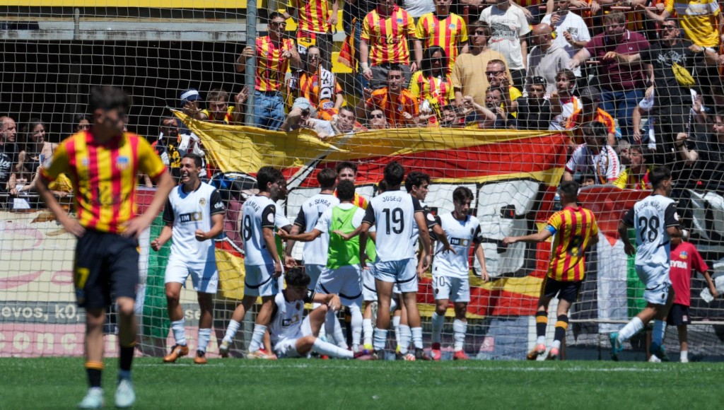 L'aparatosa celebració del València Mestalla que va acabar amb una pilotada a l'aplegapilotes del Sant Andreu