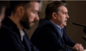 Carlos Corberán li dona la benvinguda a Ron Gourlay al València